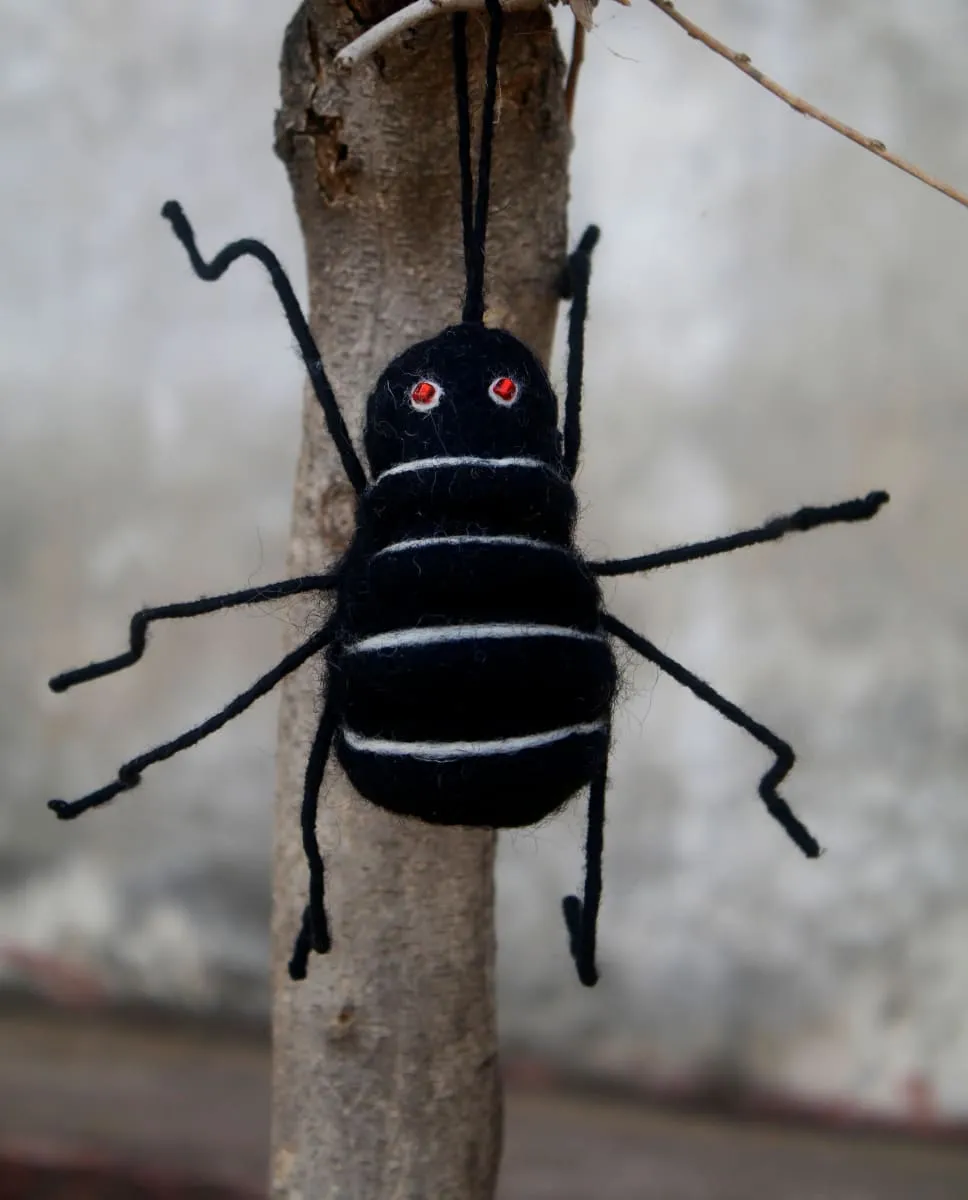 De Kulture Handmade Premium Wool Felt Spider Hanging Eco Friendly Needle Felted Stuffed Halloween Ornament Ideal for Home Office Party Decoration Holiday Décor, 6 x 6 x 2 (LWH) Inches